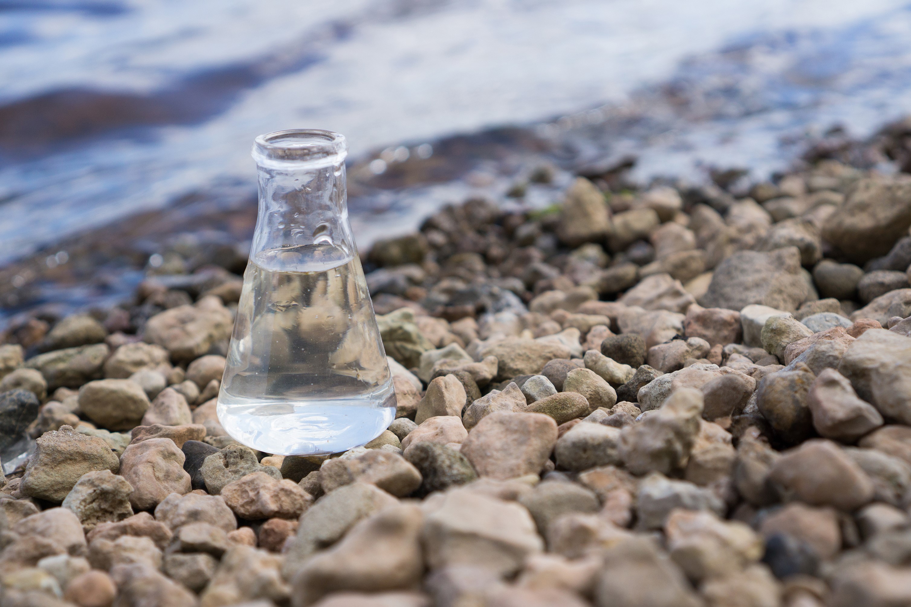 Питьевая вода озеро. Кремниевый источник вода. Очистка воды. Вода в колбе фото. Чистая вода с озера в колбе.