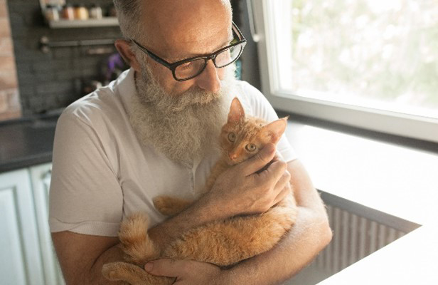 Man holding a cat