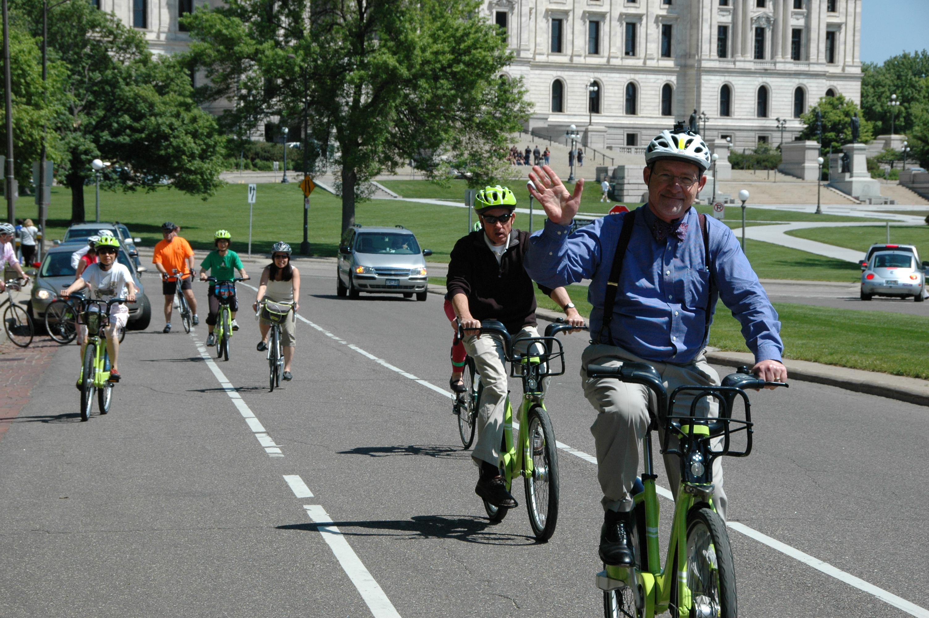 Riding Nice Rides past the Minnesota State Capitol